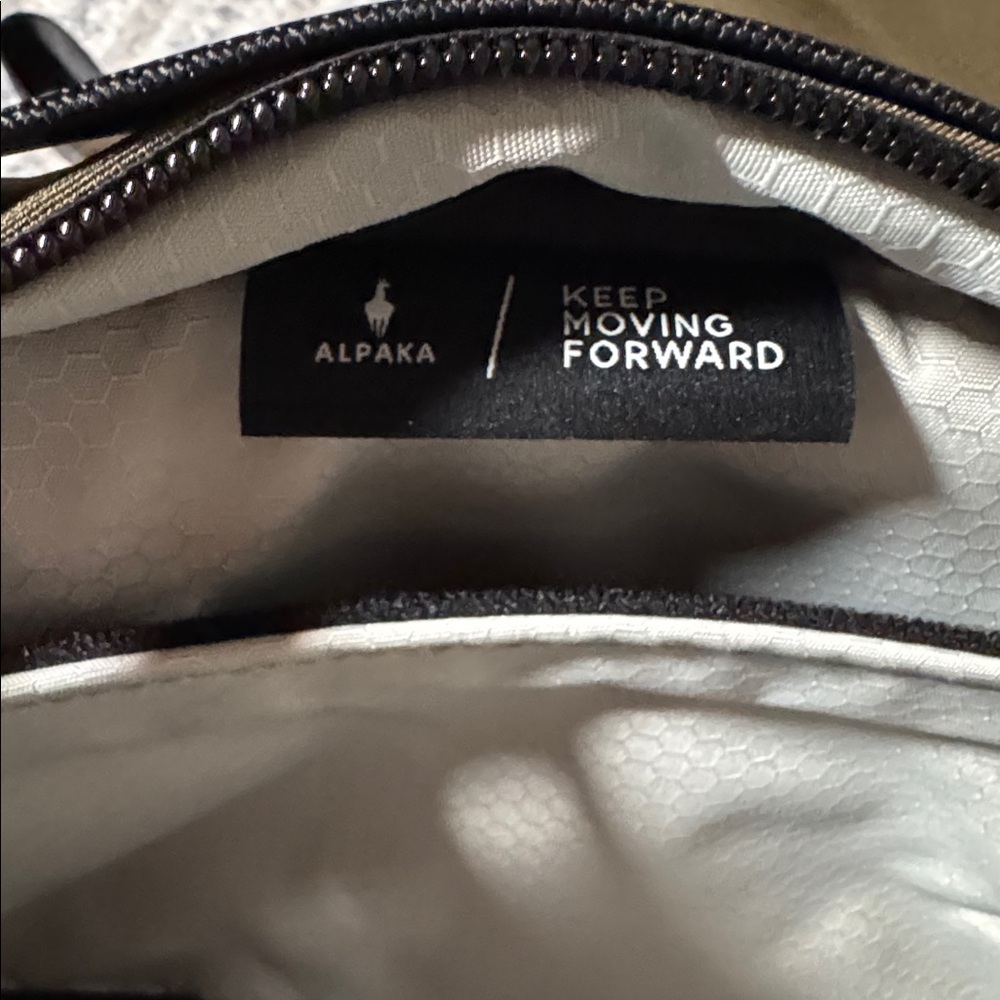NWT ALPAKA Go Sling Mini V2 - Army Green with Fidlock - Picture 9 of 14